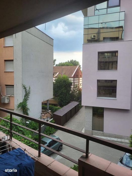 4 cam in  Herastrau ,  langa  ambasada Chinei