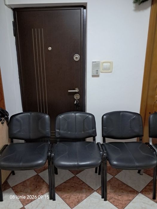 5 scaune tapițate cu piele ecologică și cadru metalic.