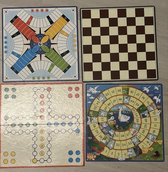 Vand doua cuti cu jocuri de societate