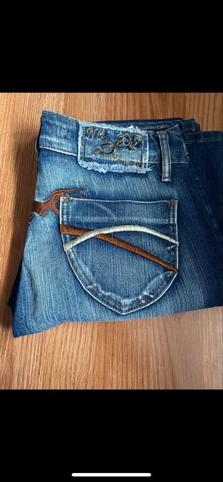 Дамски дънки с лека бродерия