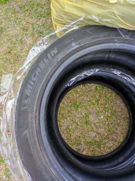 Vand patru Anvelope vara Michelin 245 45 R17 99Y 300 lei