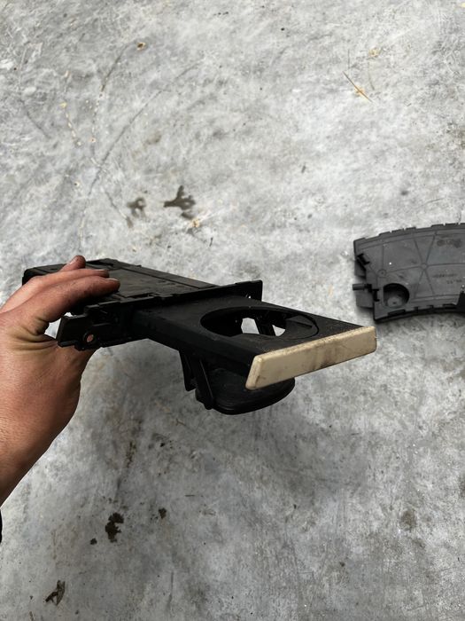 Поставка за чаши бмв е9х