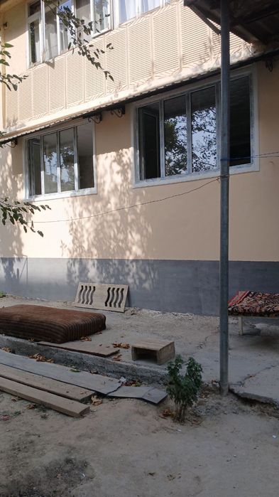 2 х комнатную квартиру. 1/2. Не торец .балкон 2*6. Новый евро ремонт