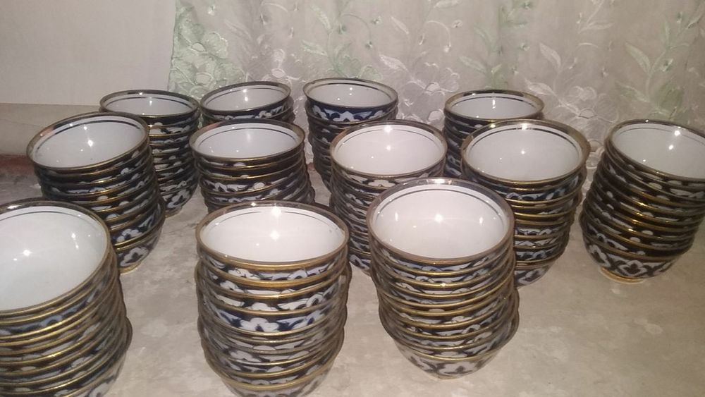 Stol stullar sotiladi 200 kishilik idish tovoqlari bilan birga