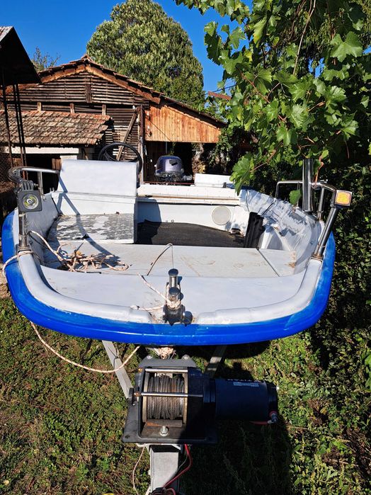 Лодка за риболов и разходка - тримаран, върви с мотор и колесар.