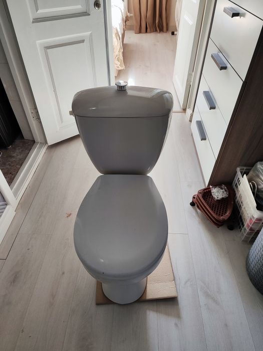 Продам унитаз с бочком