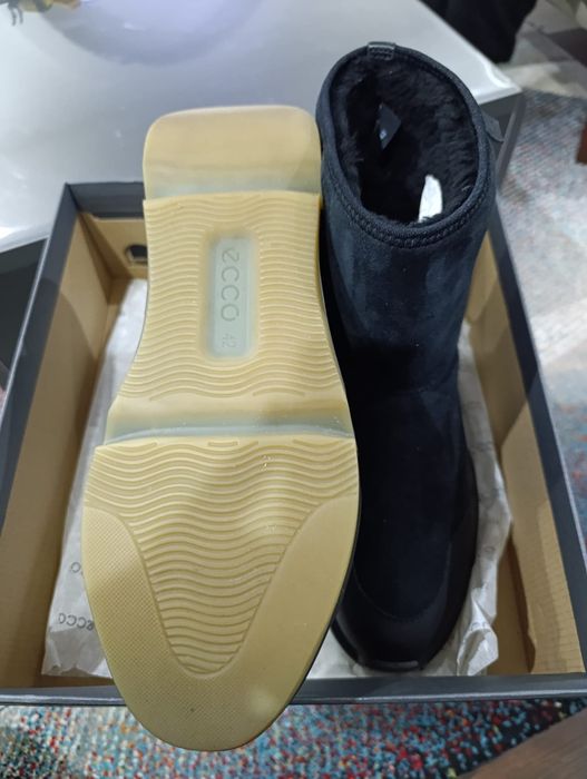 Vând ghete îmblănite  din piele nubuc,,ECCO"