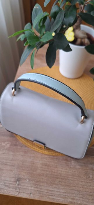 Малка дамска чанта. С дълга дръжка. Запазена