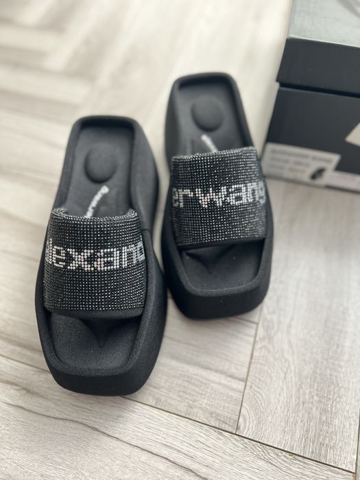 Шлепанцы на платформе