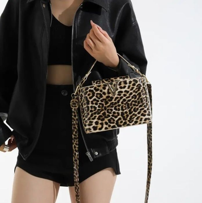 Geanta animal print, model Vltn,logo metalic auriu, saculet, etichetă