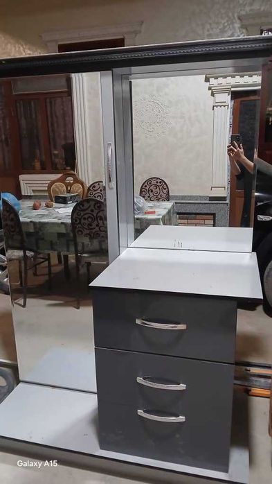 Зеркало с трюмо сотилади, яхши ҳолатда