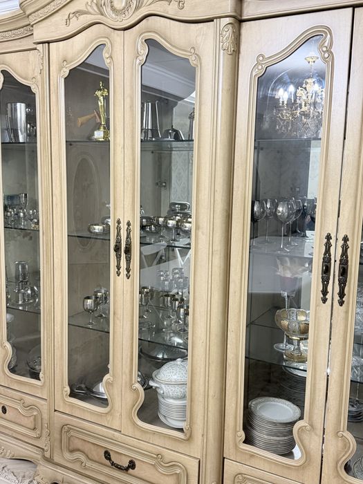 Продам!!! Сервант  гостиной мебель.