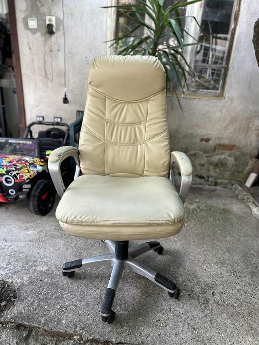 Офис стол  бежов цвят