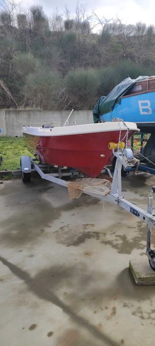 Продавам лодка 4.5 м. Широка 165 м. Колесар регистриран, двигател