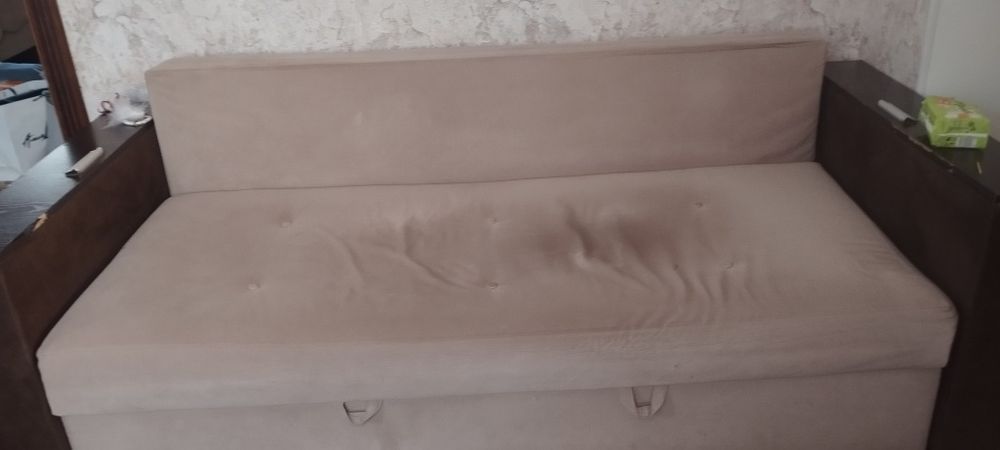 Диван сатылады.Жағдайы орта.