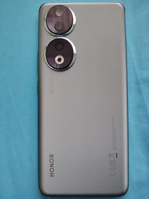 Продавам Honor 90