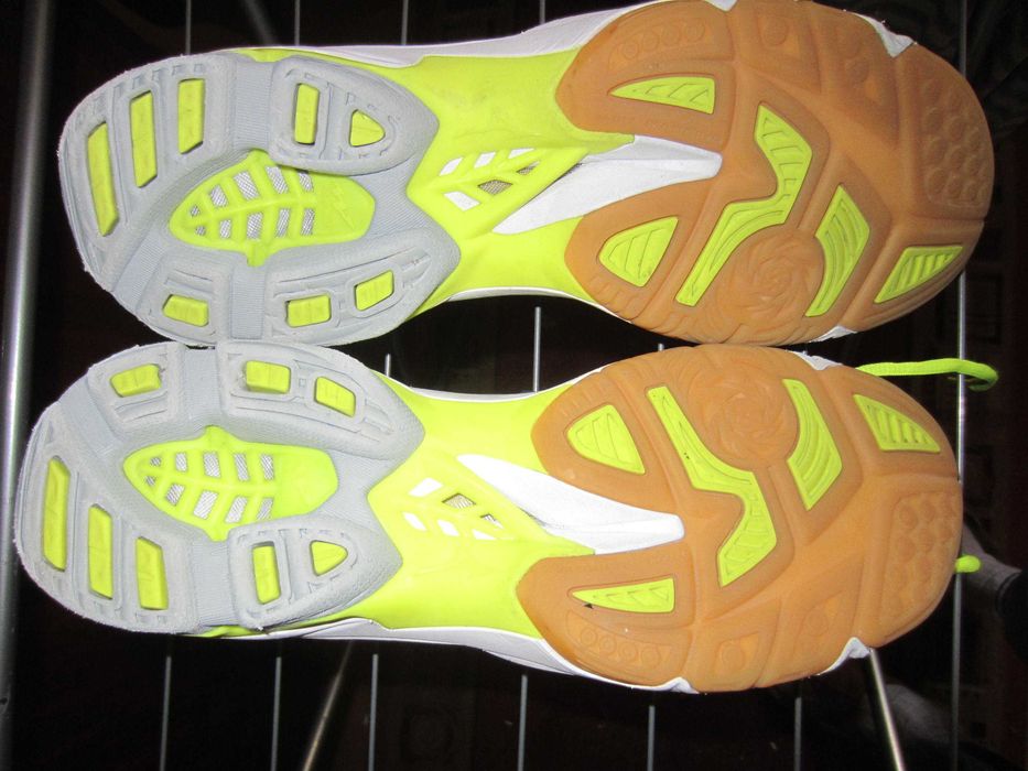 Pantofi volei Mizuno, model Wave Lightning, masura EUR-46 US-12 JP-30, stare foarte buna, fara vreun defect.