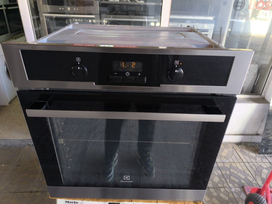 Фурна Electolux EOB5450AOX - 76 литра . Плавно затваряне на вратата.