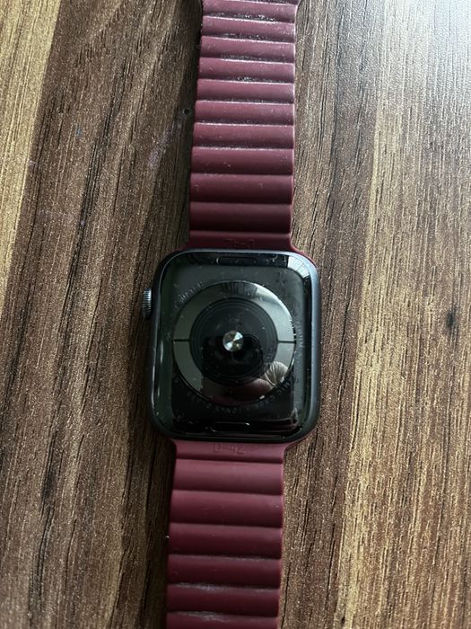 Apple Watch Series 4 44mm със счупен дисплей