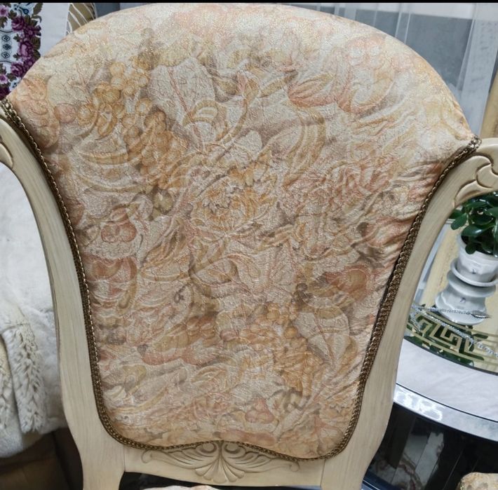 Продам шикарную мебель стол со стульями!