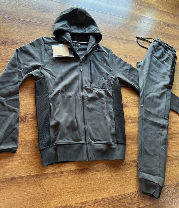 Мъжки,памучен,тъмно сив екип The North Face с качулка и ципове на джобовете