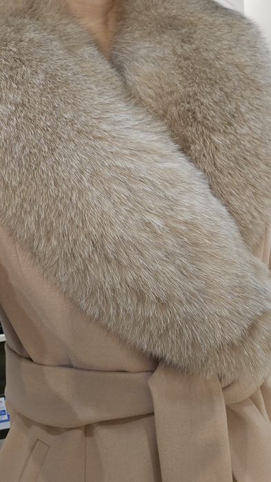 Чисто ново палто от кашмир с вълна и естествена кожена яка