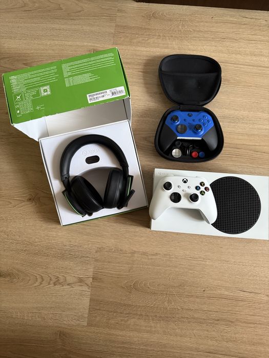 Продавам:Xbox Series S 512GB + Elite Series 2 +слушаки xbox
