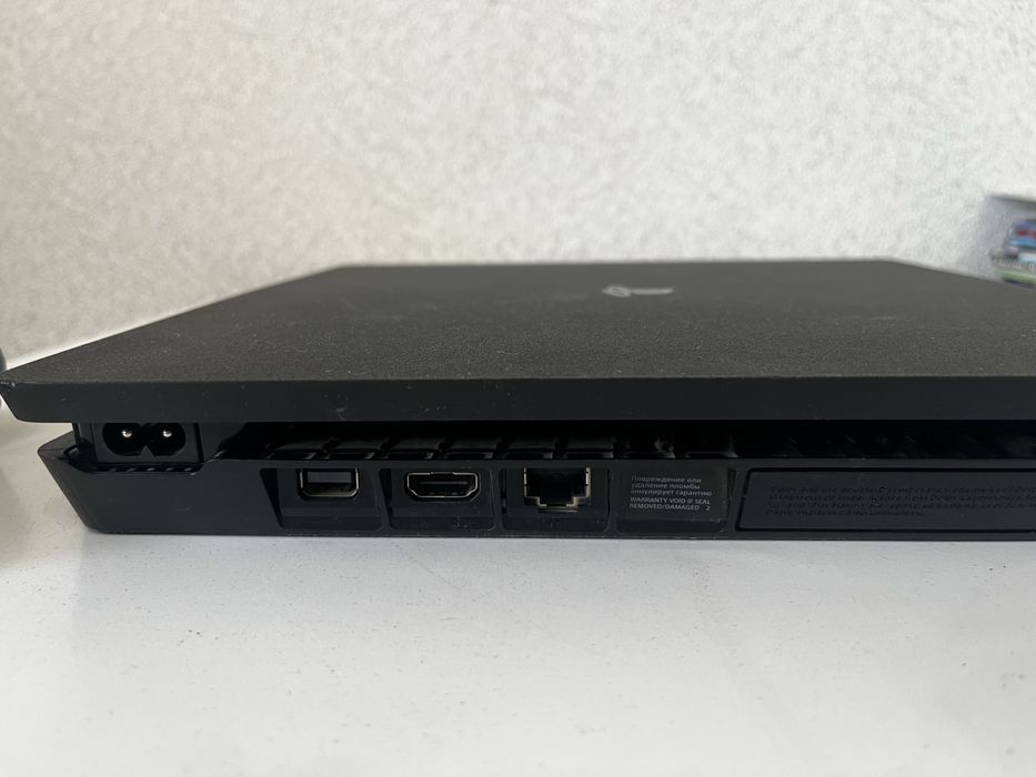 Продам  PS4 Slim 500тб 2 джостика 4 игры