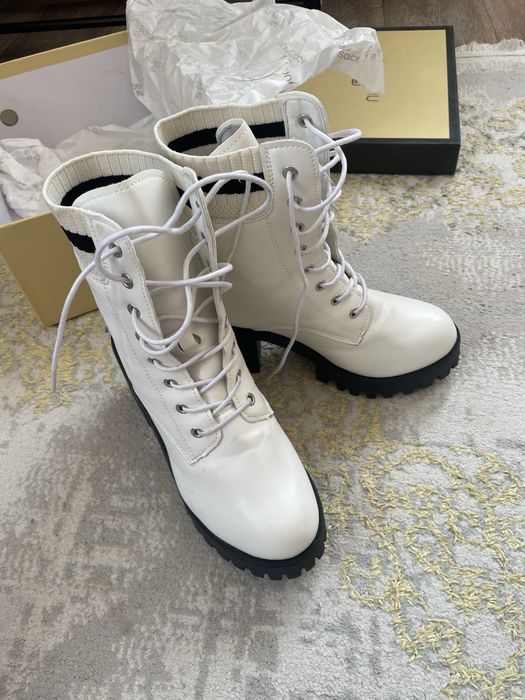 Ботинки женские,белые,красивые