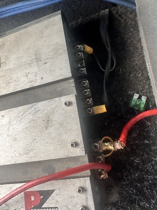 Subwoofer si statie masina