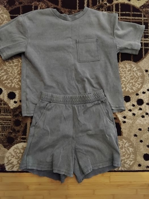 Pantaloni cu tricou gri