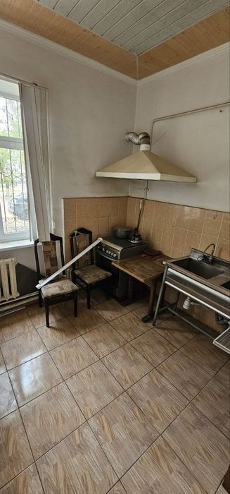 Срочно продается 3 комнатная квартира. Этаж 1. Вдоль дороги.