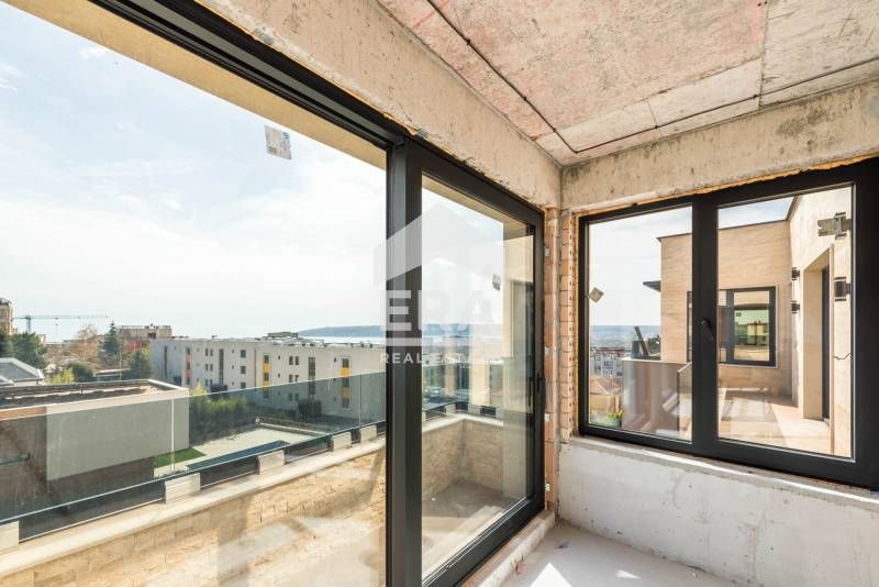 Многостаен пентхаус за продажба, с големи стаи и морска панорама, в но