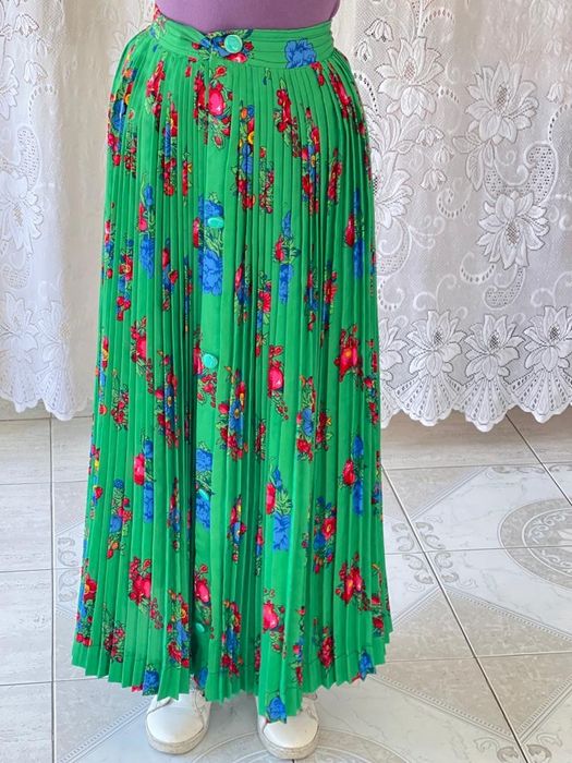 fustă lungă frumoasa și vaporoasa