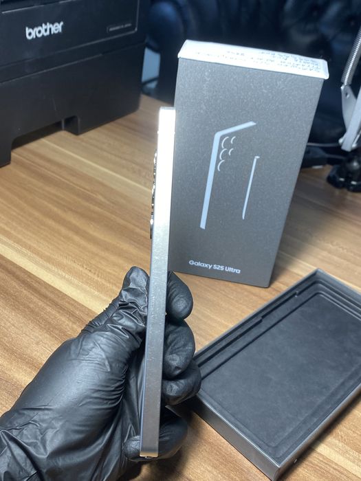 Samsung Galaxy S25 Ultra • 256 GB • Titanium Black