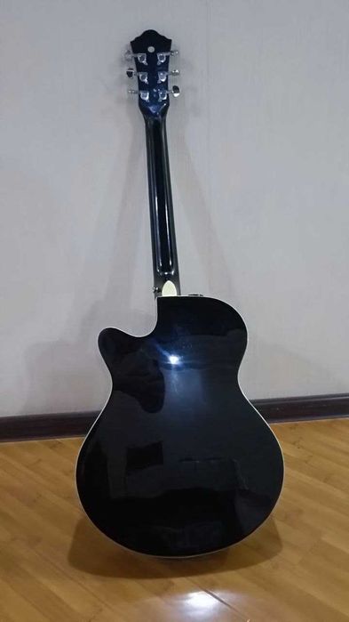 Акустическая гитара срочно 50$  (есть трещина и  чехол в подарок)