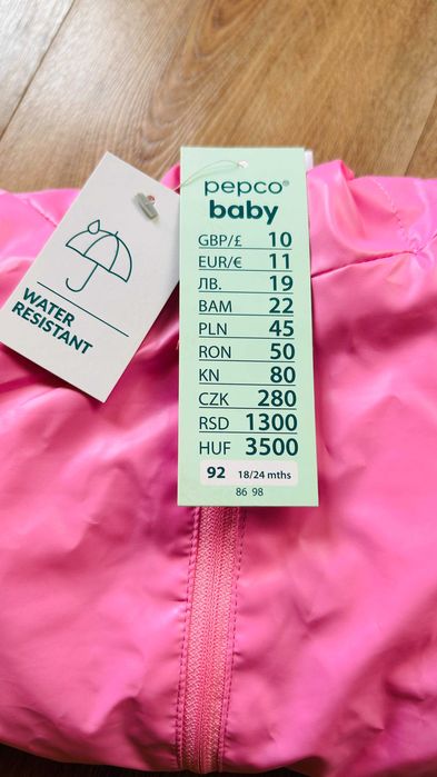 Обувки Hello Kitty, номер 22 и гащеризон за дъжд 92 за момиче