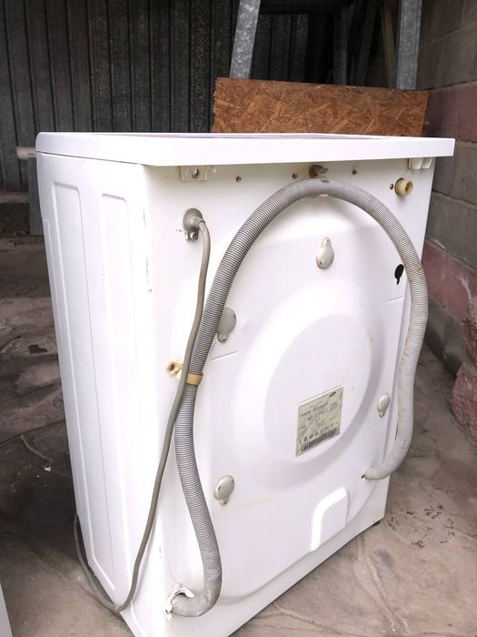 Холодильник продаётся вместе со стиральной машиной.