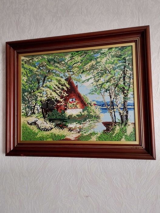 Продавам ръчно ушити гоблени с дървена рамка и стъкло