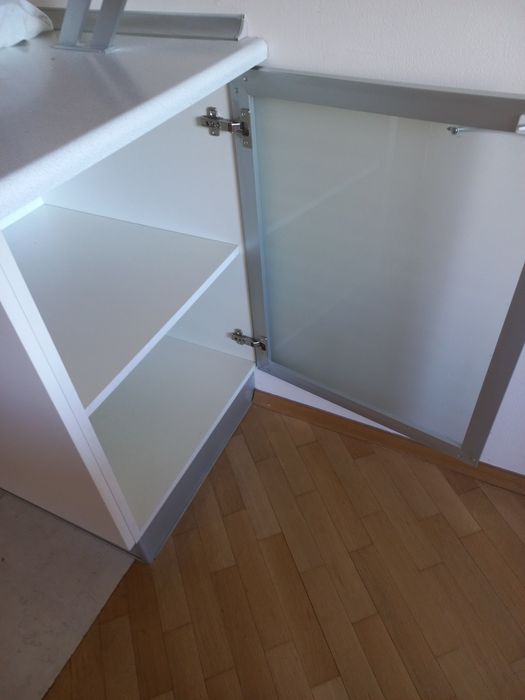 Долен  кухненски ред, шкаф със стъклена витрина