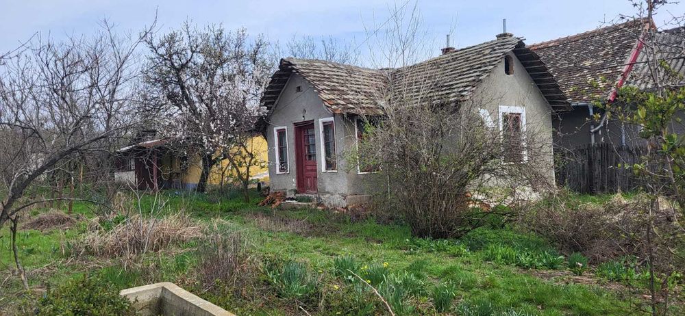 Teren 2000 mp Plenița ideal pentru construcție, poziție bună cu 2 case bătrânești