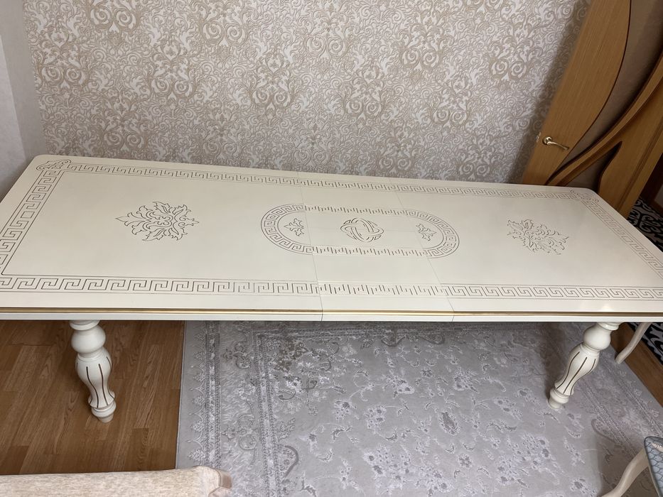 Стол без стульев