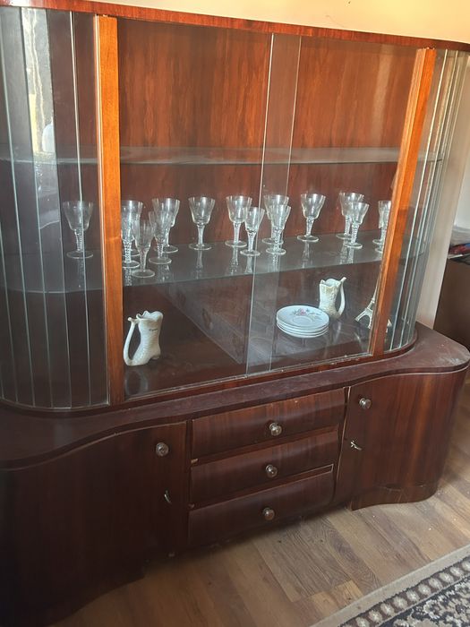 Mobila veche din lemn masiv