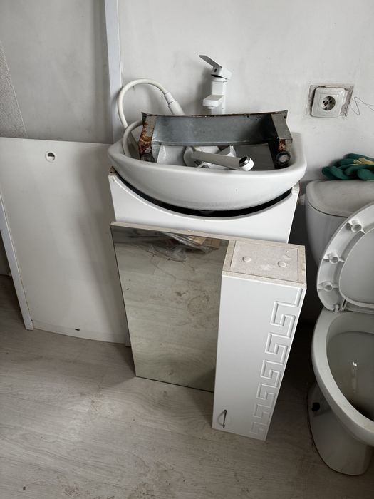 Унитаз и умывальник с зеркалом