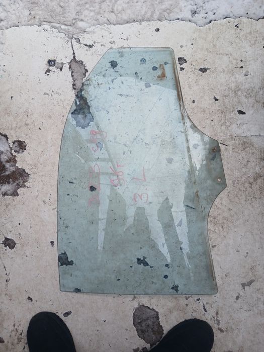 Стекло двери Мазда 323 седан 1995г