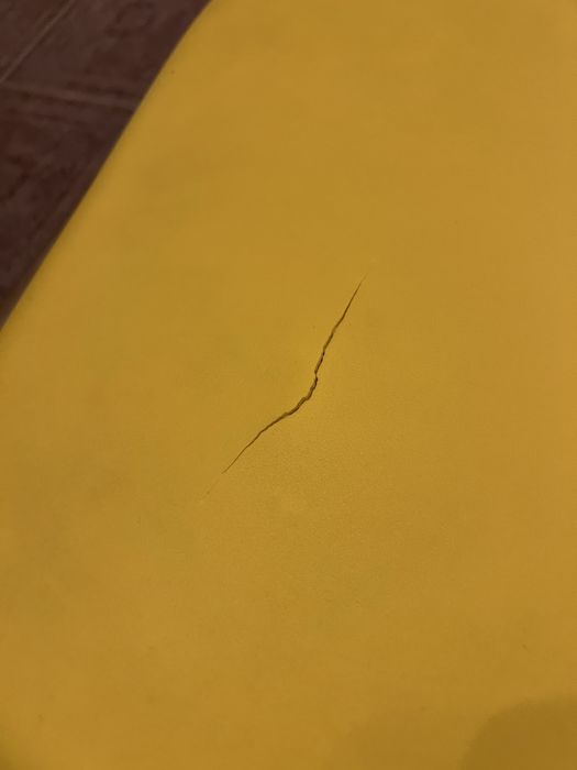 Стул желтый пластиковый