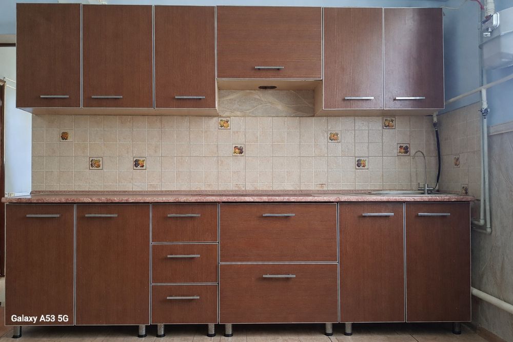 Кухонный шкаф из акрилового материалаи