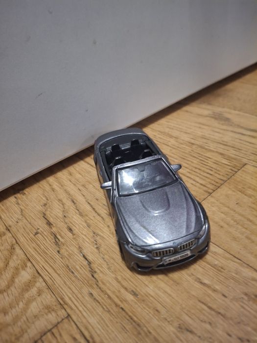 Vând BMW M4 de jucarie