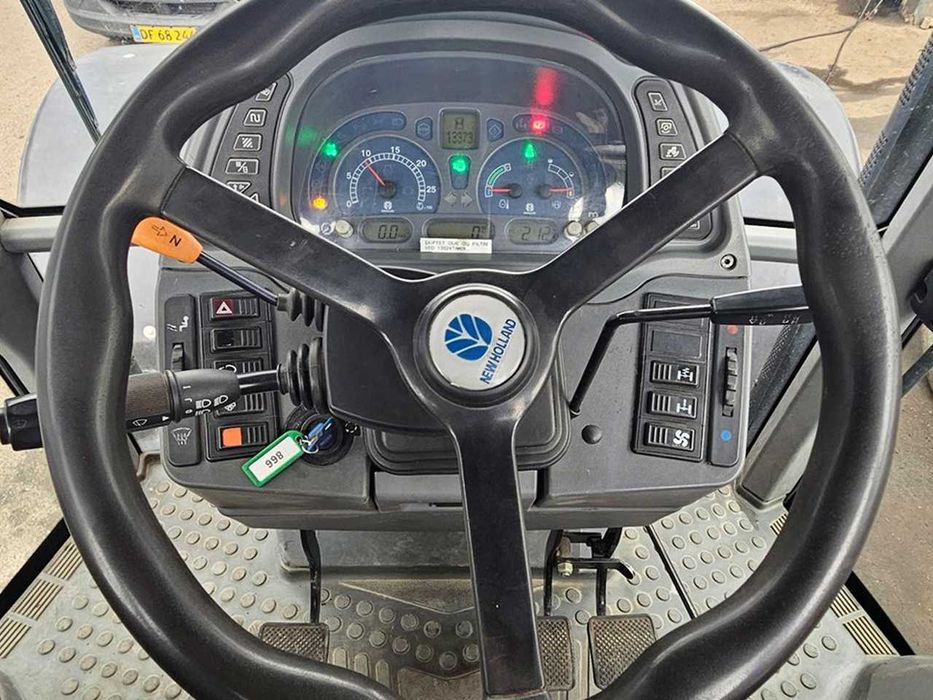 Колесный трактор New Holland T7550