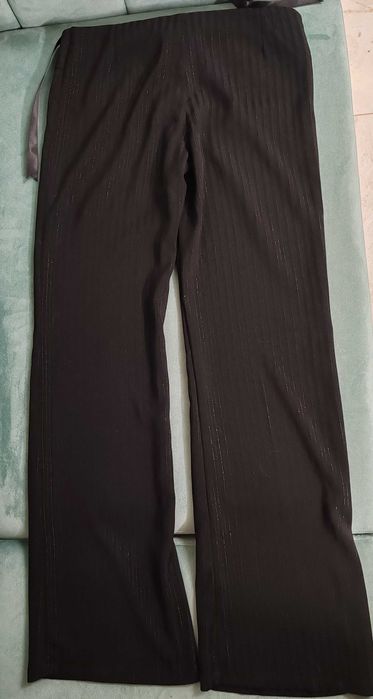 Pantaloni eleganți, largi, cu dungi fine verticale "pinstripe" - Mărime 42